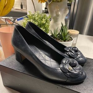 Chanel pump Navy Blue Size 38 AUTH with box